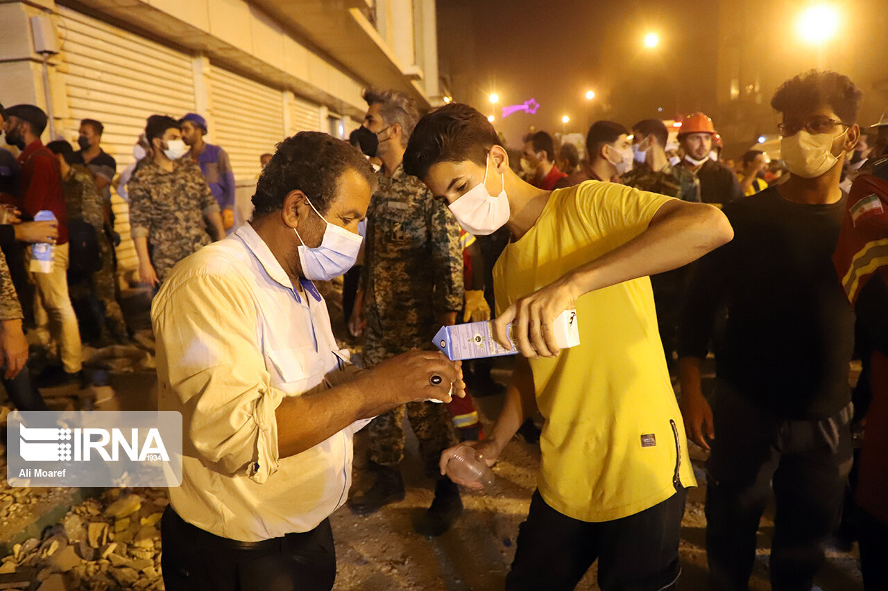 موکب های آبادان تغذیه نیروهای امدادی حادثه متروپل را برعهده گرفتند