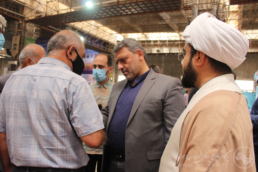 پاسخگویی شهردار و معاون خدمات شهری به شهروندان در میز خدمت نماز جمعه اهواز