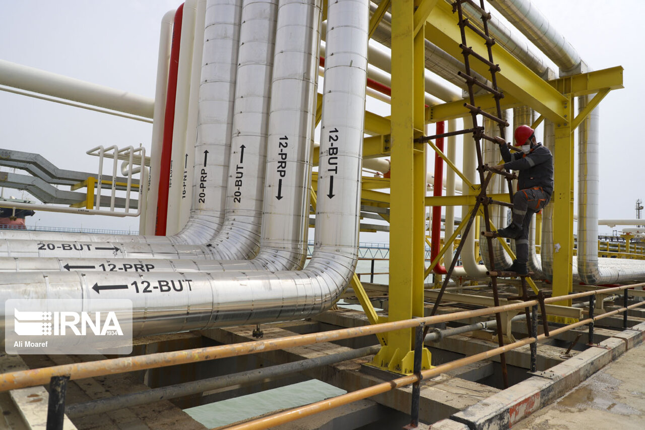 منطقه ویژه اقتصادی پتروشیمی از ایجاد اشتغال نیروهای بومی دفاع میکند