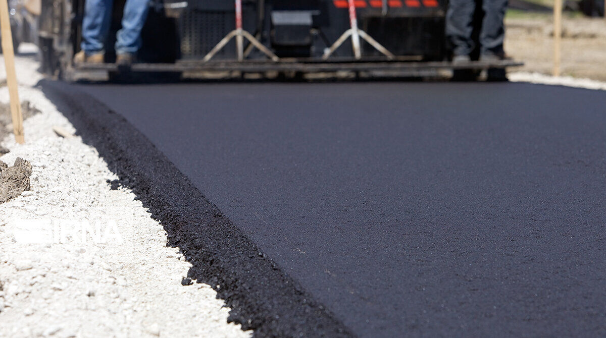 عملیات آسفالت بافت فرسوده ۱۲ شهر خوزستان در حال اجراست