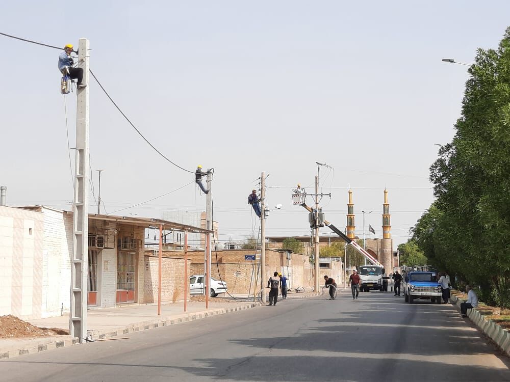 ۸۰ درصد شبکه فشار ضعیف برق خوزستان از سیم به کابل تبدیل شد