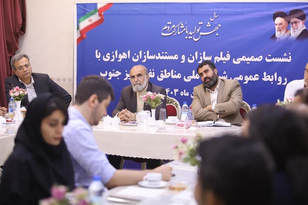 نشست صمیمی هنرمندان اهوازی با روابط عمومی مناطق نفت خیز جنوب