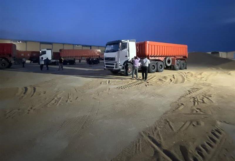 خسارت جزیی به گندمهای نگهداری شده در مراکز روباز خوزستان در پی بارندگی وطوفان