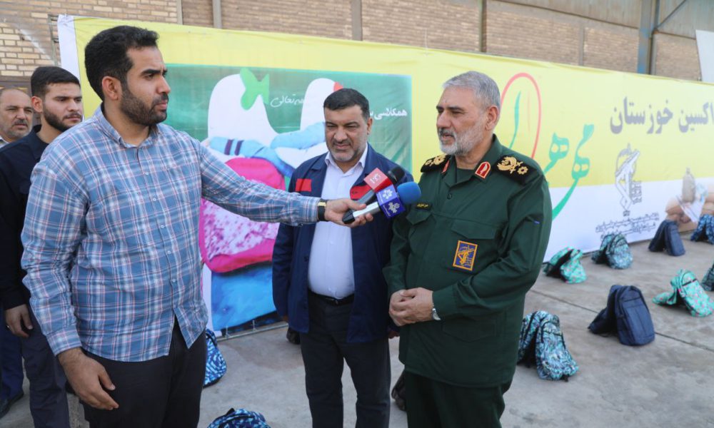 حرکت گسترده شرکت فولاد اکسین خوزستان با توزیع اقلام آموزشی برای پیشرفت سرمایه‌های کشور/ کار ارزشمند فولاد اکسین در توزیع ۲هزار بسته آموزشی قابل تحسین است