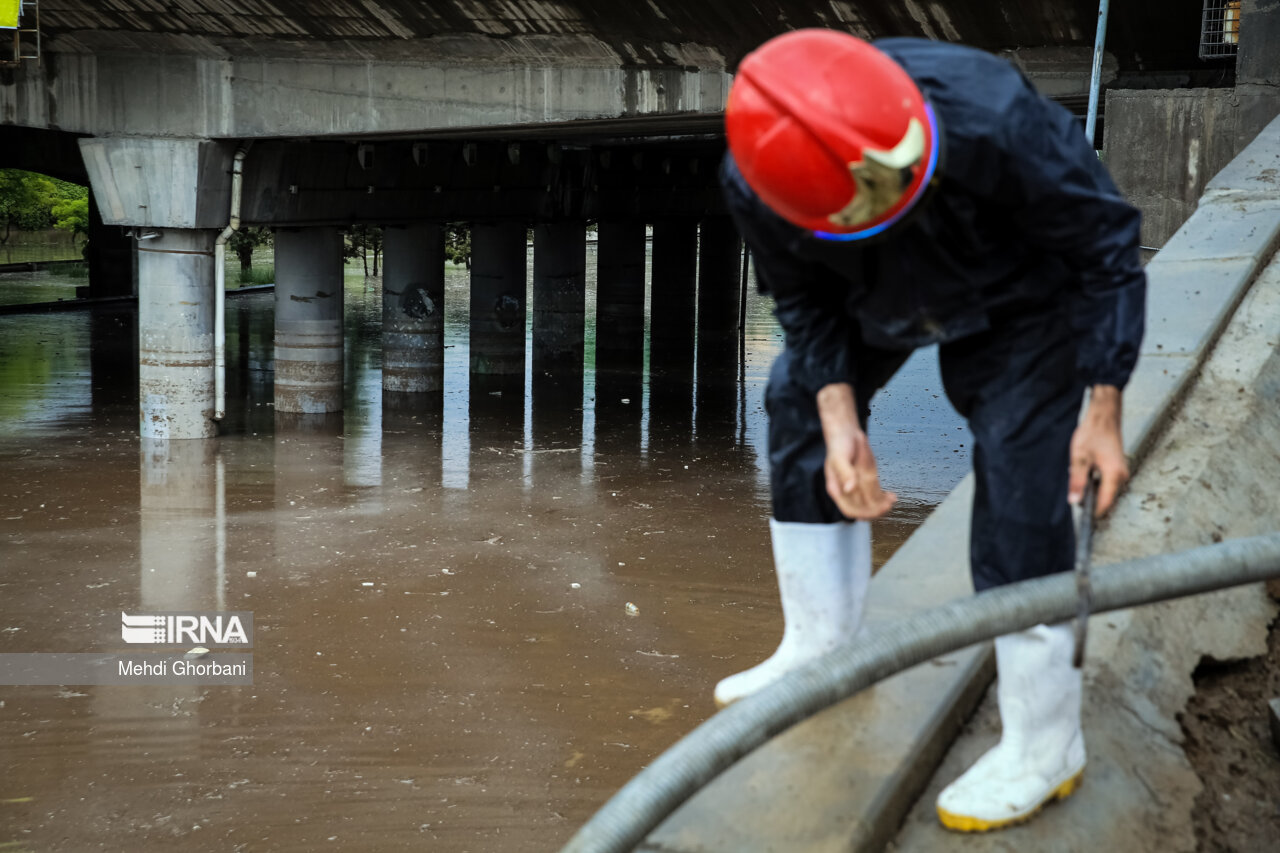 فرماندار: رفع آبگرفتگی مناطق حاشیهای اهواز درحال انجام است