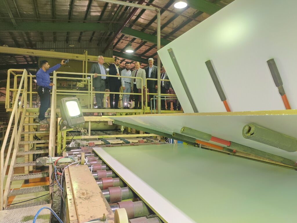 بازدید هیئت تجاری عراق از کارخانه لوح سبز جنوب؛ تأکید بر کیفیت بالای امدیاف نیشکر