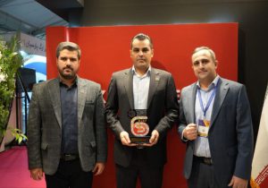 تندیس انجمن فولاد ایران در دستان فولاد مردان اکسین خوزستان