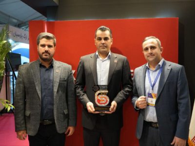 تندیس انجمن فولاد ایران در دستان فولاد مردان اکسین خوزستان