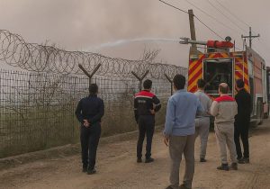 حضور فعال آتش‌نشانان اروندان در مهار آتش‌سوزی بخش عراقی تالاب هورالعظیم/ تداوم خدمت اروندان تا پایان فصل گرما