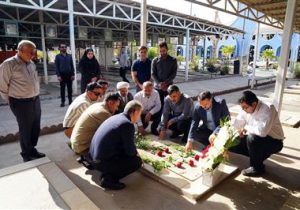 غبار روبی مزار شهدا توسط مسئولین نفت و گاز مارون