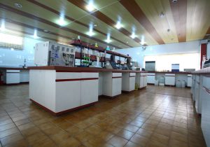 کنترل مستمر کیفیت آب شرب اهواز با آزمایش‌های علمی و استاندارد