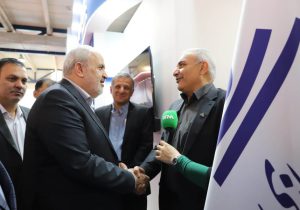 بازدید وزیر نیرو از غرفه شرکت لولهسازی اهواز در بیستویکمین نمایشگاه صنعت آب