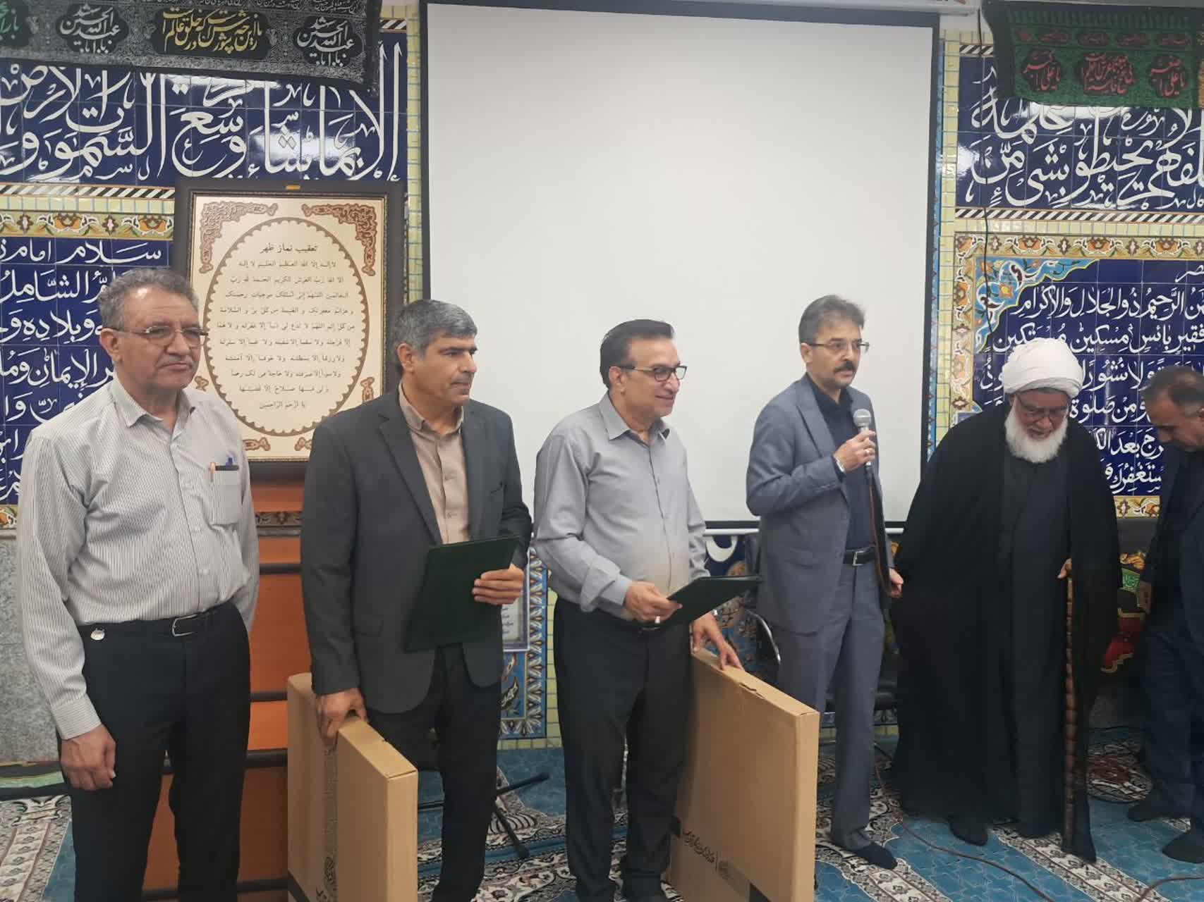 تجلیل از رئیس اتحادیه بنکداران مواد غذایی اهواز تجلیل از رئیس اتحادیه بنکداران مواد غذایی اهواز